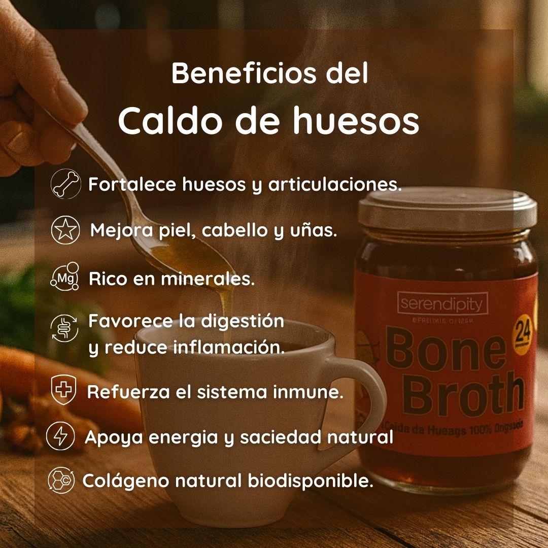 Infografía de beneficios del caldo de huesos Serendipity con frasco visible, taza humeante, y fondo de cocina rústica. Se destacan propiedades como colágeno biodisponible, apoyo digestivo, fortalecimiento del sistema inmune, salud articular y mineralización. Producto orgánico, 100% natural, ideal para mejorar piel, cabello y articulaciones