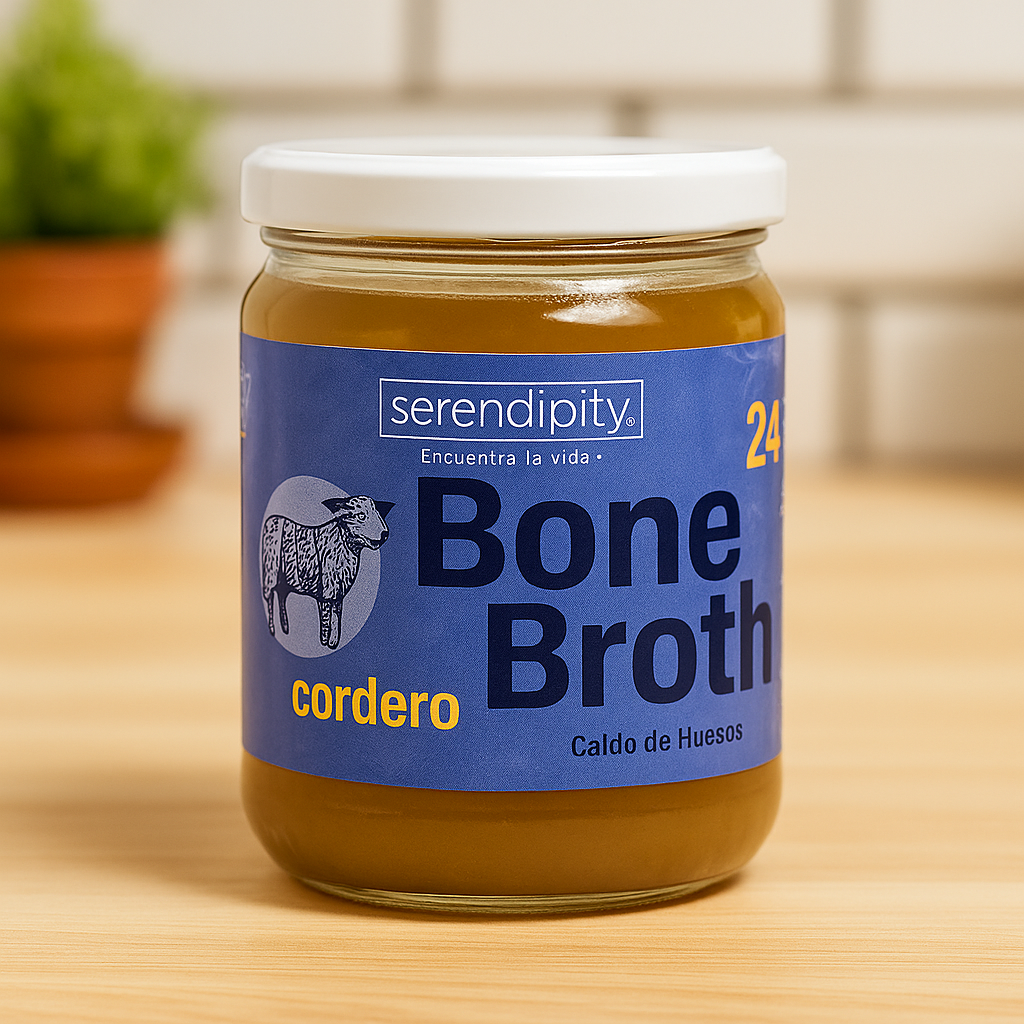 Taza de caldo de huesos de cordero orgánico junto a frasco Serendipity Bone Broth, ideal para salud digestiva, articulaciones y sistema inmune.