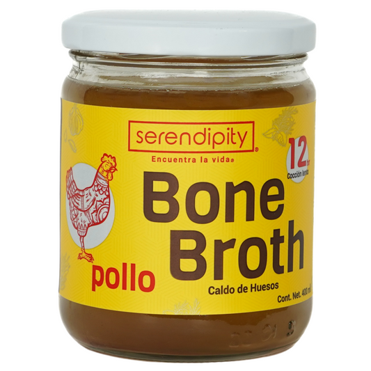 Frasco de caldo de huesos orgánico de pollo Serendipity con etiqueta roja sobre fondo blanco, ideal para dietas keto y paleo.