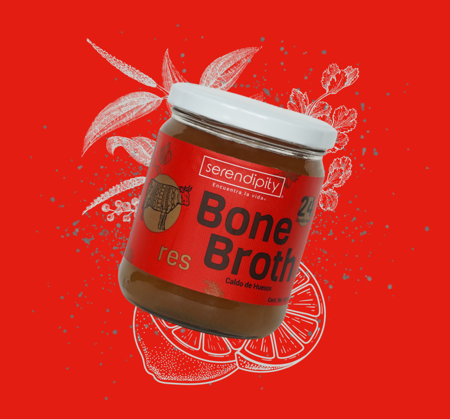 Frasco de caldo de hueso de res de la marca 'serendipity' con una etiqueta blanca, flotando frente a un fondo rojo con ilustraciones de hierbas. La etiqueta muestra el texto 'Bone Broth, cordero, Caldo de Huesos'