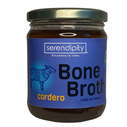 Esta imagen muestra un frasco de caldo de huesos orgánico de Cordero de Serendipity Life, también conocido como Bone Broth. El frasco exhibe etiquetas claramente visibles que destacan  su proceso de cocción lenta de 24 horas. Con ingredientes naturales y organicos en primer plano, esta presentación resalta la calidad y autenticidad del producto. Ofreciendo una opción reconfortante y saludable para una dieta equilibrada, el caldo de huesos orgánico es una excelente adición a cualquier rutina alimentaria