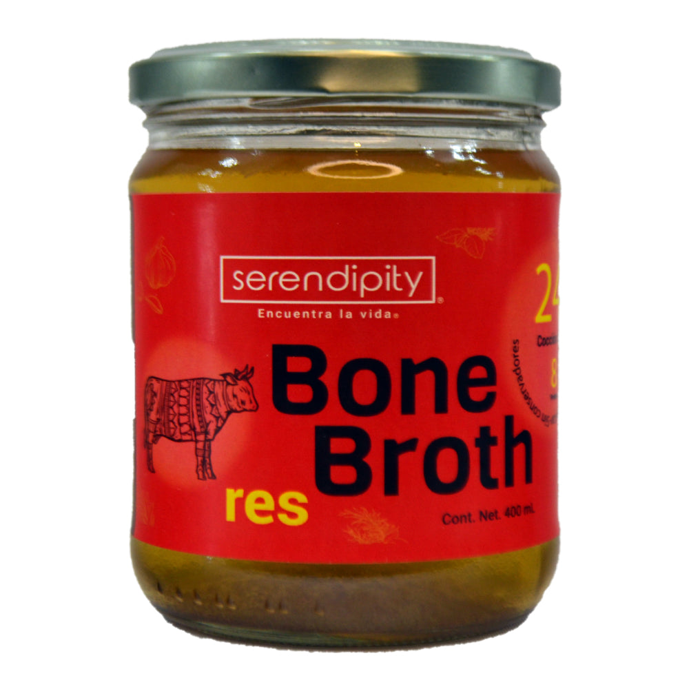 Esta imagen muestra un frasco de caldo de huesos orgánico de  Res de Serendipity Life, también conocido como Bone Broth. El frasco exhibe etiquetas claramente visibles que destacan su proceso de cocción lenta de 24 horas. Con ingredientes naturales y organicos en primer plano, esta presentación resalta la calidad y autenticidad del producto. Ofreciendo una opción reconfortante y saludable para una dieta equilibrada, el caldo de huesos orgánico es una excelente adición a cualquier rutina alimentaria