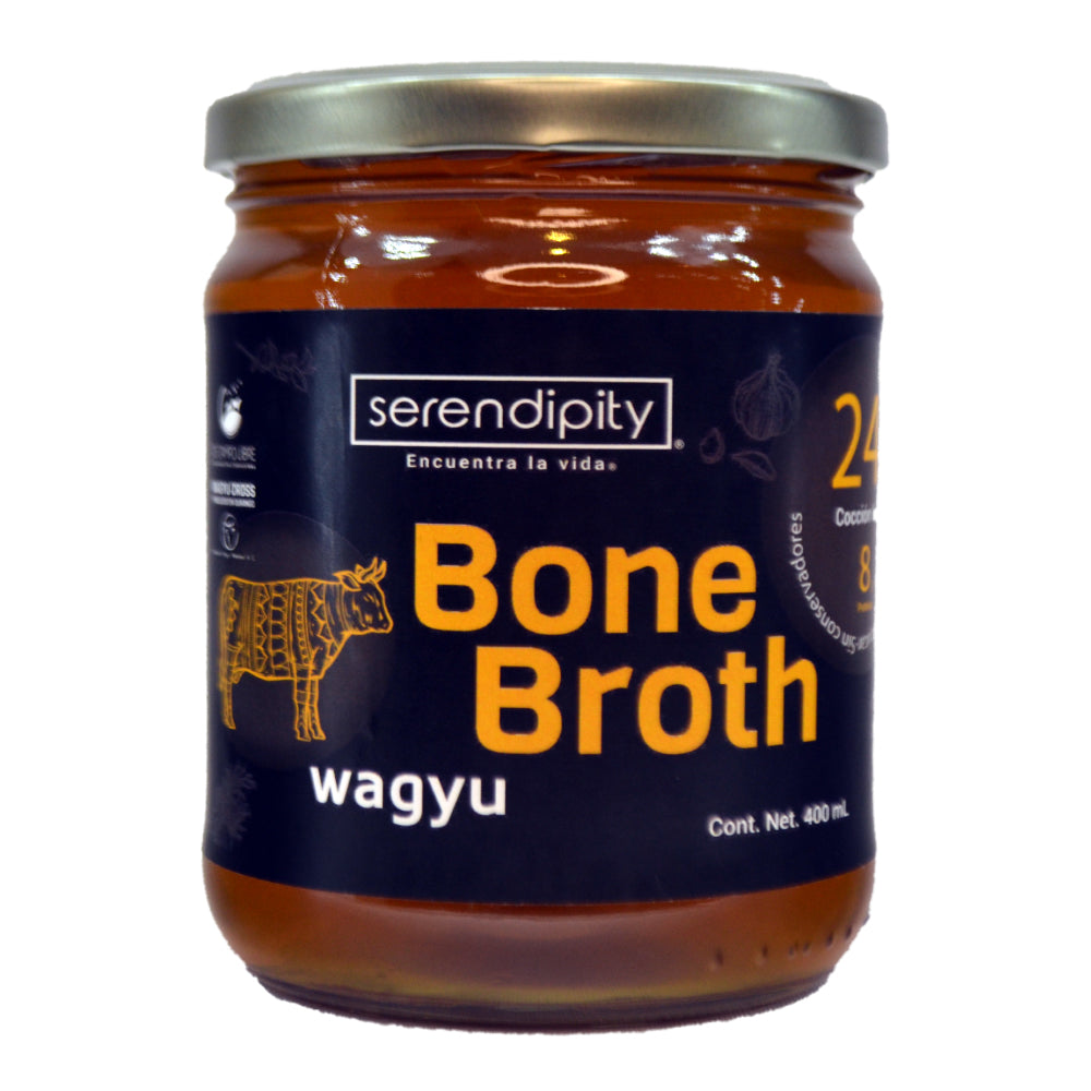 Esta imagen muestra un frasco de caldo de huesos orgánico de Wagyu de Serendipity Life, también conocido como Bone Broth. El frasco exhibe etiquetas claramente visibles que destacan su proceso de cocción lenta de 24 horas. Con ingredientes naturales y organicos en primer plano, esta presentación resalta la calidad y autenticidad del producto. Ofreciendo una opción reconfortante y saludable para una dieta equilibrada, el caldo de huesos orgánico es una excelente adición a cualquier rutina alimentaria