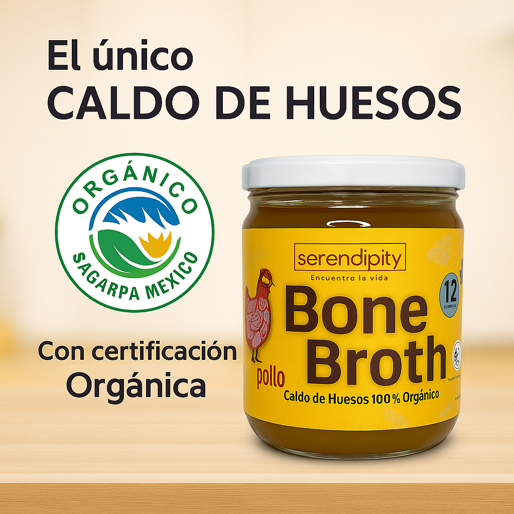 Taza de caldo de huesos orgánico Serendipity servida caliente, con sello de certificación orgánica SAGARPA visible sobre fondo cálido de cocina