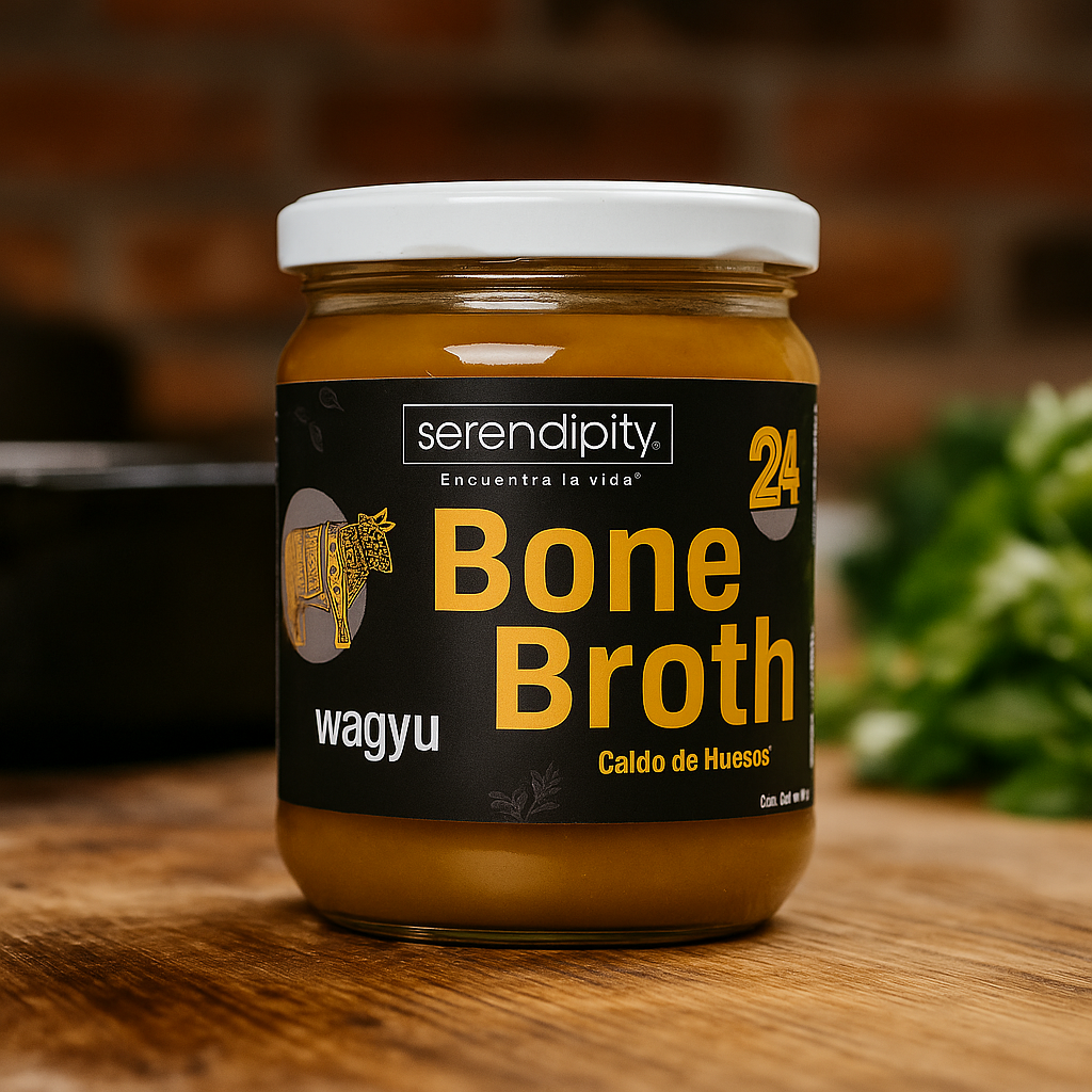Taza de caldo de huesos de wagyu orgánico junto a frasco Serendipity Bone Broth, ideal para salud digestiva, articulaciones y sistema inmune.