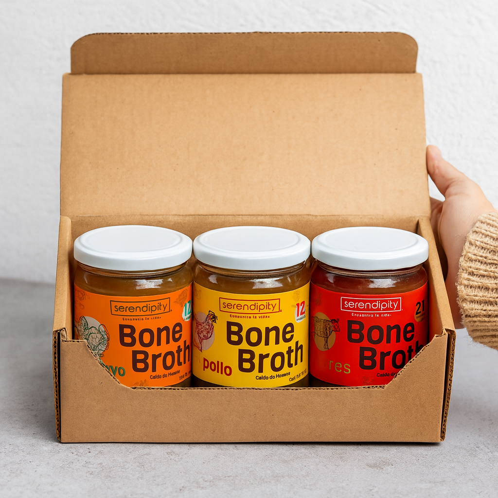 Caja con 3 frascos de caldo de huesos orgánico Serendipity, presentación ideal para consumo diario, elaborado con ingredientes naturales y sin conservadores