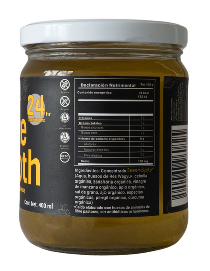 "Imagen de un frasco de caldo de huesos orgánico de pollo de Serendipity Life, con la tabla nutricional claramente visible en la etiqueta. Esta tabla proporciona información detallada sobre los nutrientes presentes en el caldo, destacando su valor nutricional y sus beneficios para la salud. Esta imagen ofrece a los clientes una visión clara de los componentes y la calidad del producto, respaldando la transparencia y la confianza en la marca