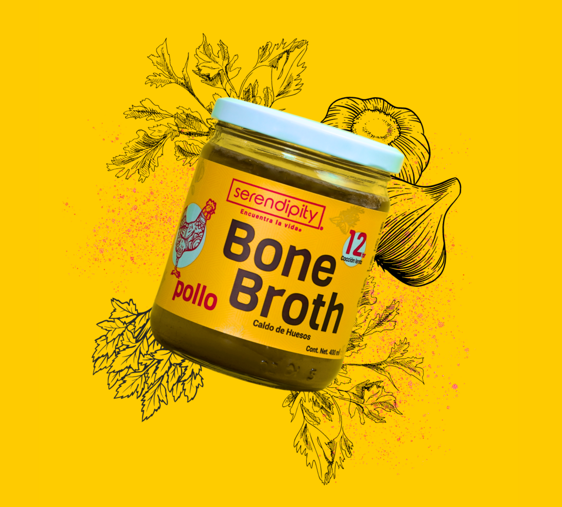 Frasco de caldo de hueso de res de la marca 'serendipity' con una etiqueta blanca, flotando frente a un fondo amarillo con ilustraciones de hierbas. La etiqueta muestra  el texto 'Bone Broth, cordero, Caldo de Huesos'