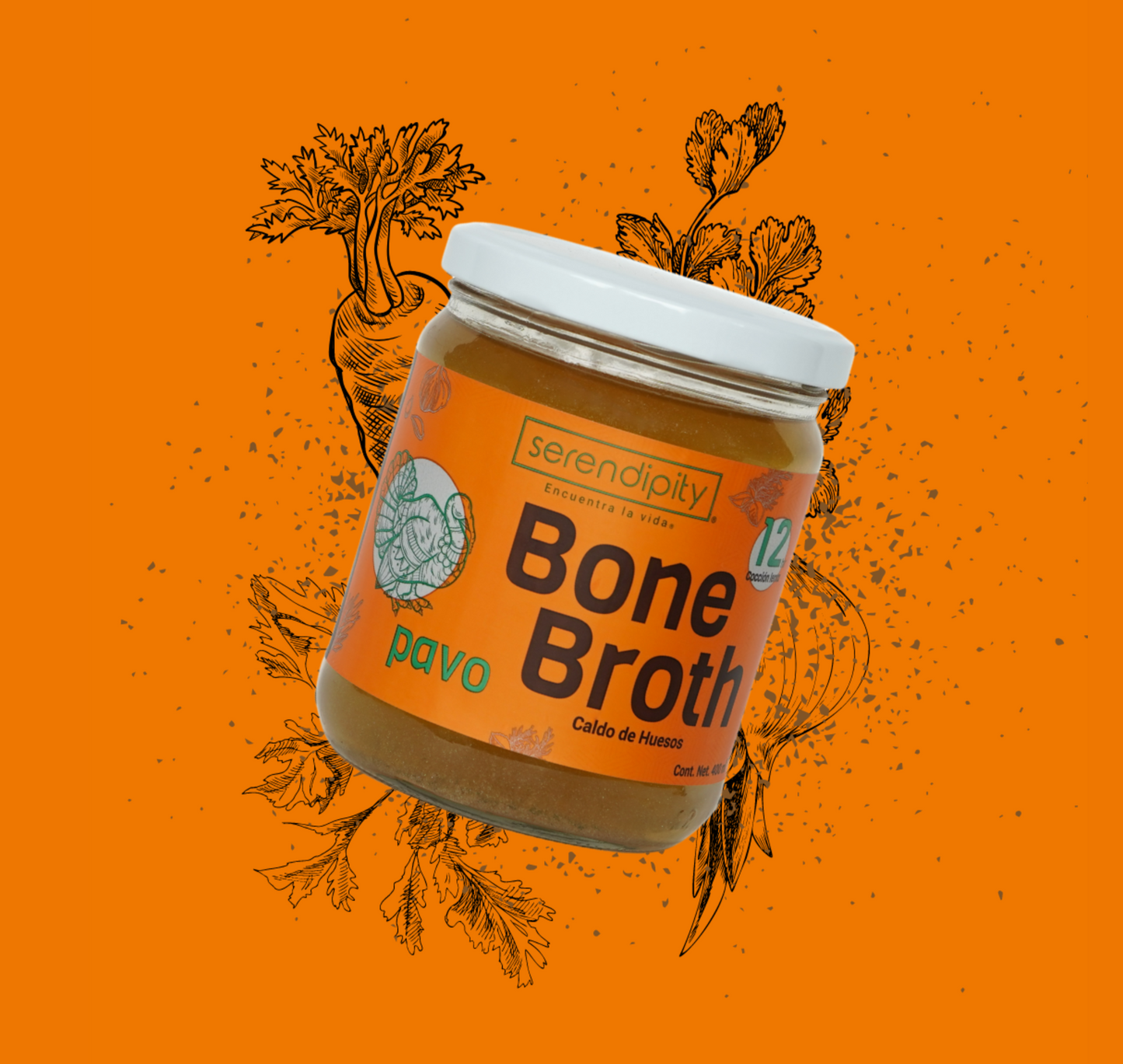 Frasco de caldo de hueso de pavo de la marca 'serendipity' con una etiqueta blanca, flotando frente a un fondo naranja con ilustraciones de hierbas. La etiqueta muestra  el texto 'Bone Broth, cordero, Caldo de Huesos'