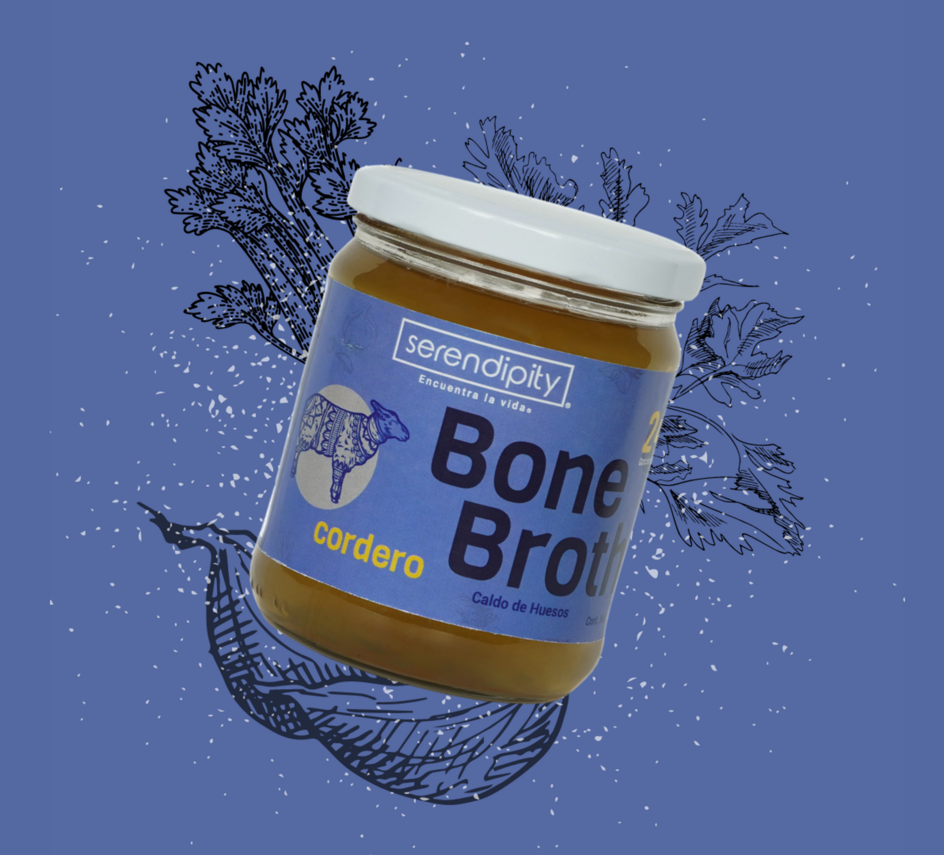 Frasco de caldo de hueso de cordero de la marca 'serendipity' con una etiqueta azul y blanca, flotando frente a un fondo azul con ilustraciones de hierbas. La etiqueta muestra un dibujo de un cordero y el texto 'Bone Broth, cordero, Caldo de Huesos'