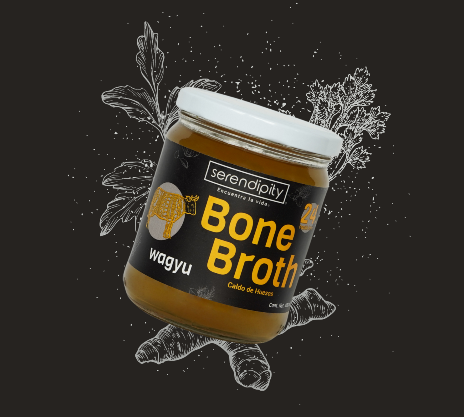  Frasco de caldo de hueso de res de la marca 'serendipity' con una etiqueta blanca, flotando frente a un fondo negro con ilustraciones de hierbas. La etiqueta muestra  el texto 'Bone Broth, cordero, Caldo de Huesos'