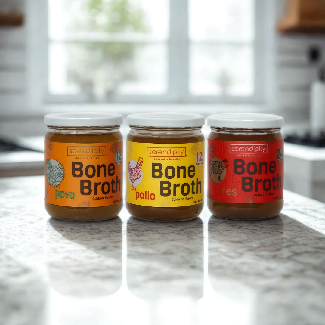 Taza de caldo de huesos de res pollo y pavo orgánico junto a frasco Serendipity Bone Broth, ideal para salud digestiva, articulaciones y sistema inmune.