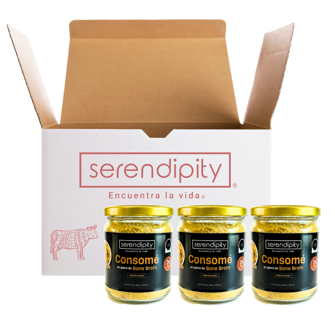 "Imagen de tres frascos de consomé de caldo de huesos en polvo. Los frascos están alineados en una superficie blanca, con tapas doradas y etiquetas de sabores claramente visibles. La marca "Serendipity Bone Broth" se muestra en cada etiqueta. en caja de 3"